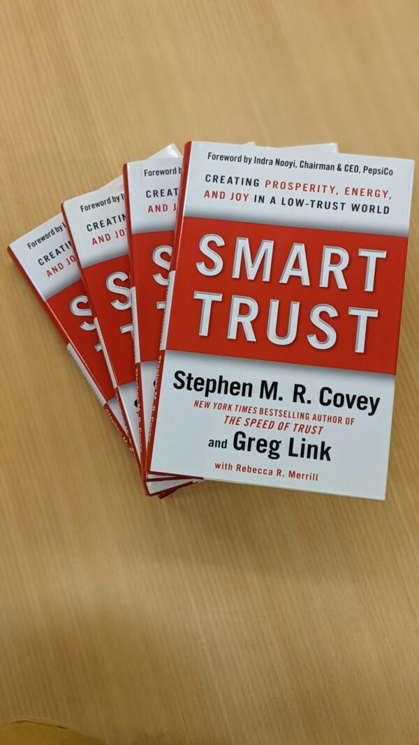 Smart Trust: Creating Prosperity, Energy, and Joy in a Low-Trust World - Stephen Covey (paperback) - Image 3